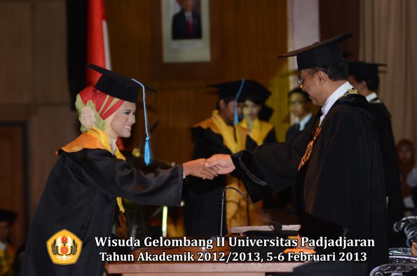 wisuda-unpad-gel-ii-ta-2012_2013-fakultas-ilmu-budaya-oleh-rektor-066