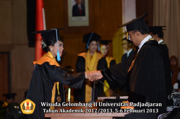 wisuda-unpad-gel-ii-ta-2012_2013-fakultas-ilmu-budaya-oleh-rektor-070