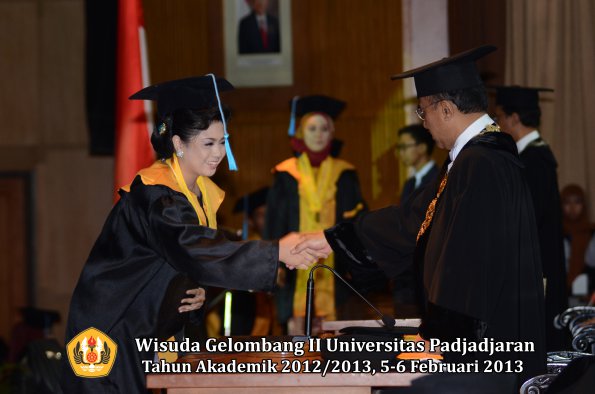wisuda-unpad-gel-ii-ta-2012_2013-fakultas-ilmu-budaya-oleh-rektor-071