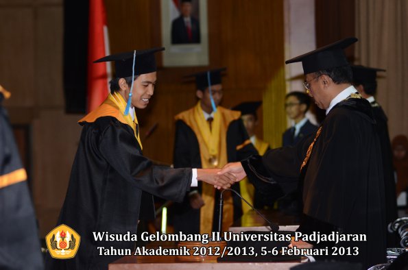 wisuda-unpad-gel-ii-ta-2012_2013-fakultas-ilmu-budaya-oleh-rektor-073
