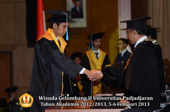 wisuda-unpad-gel-ii-ta-2012_2013-fakultas-ilmu-budaya-oleh-rektor-075