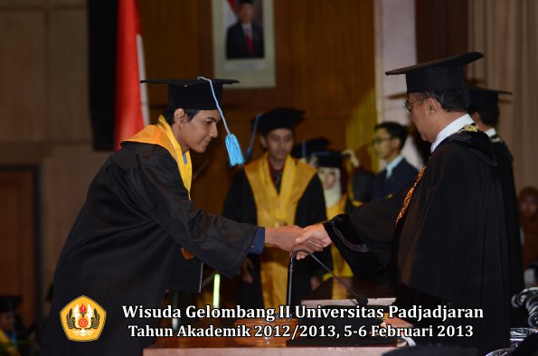 wisuda-unpad-gel-ii-ta-2012_2013-fakultas-ilmu-budaya-oleh-rektor-077