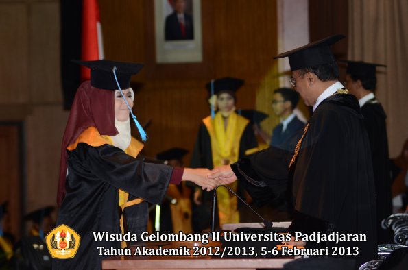 wisuda-unpad-gel-ii-ta-2012_2013-fakultas-ilmu-budaya-oleh-rektor-079