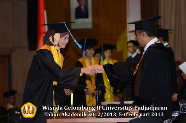 wisuda-unpad-gel-ii-ta-2012_2013-fakultas-ilmu-budaya-oleh-rektor-080