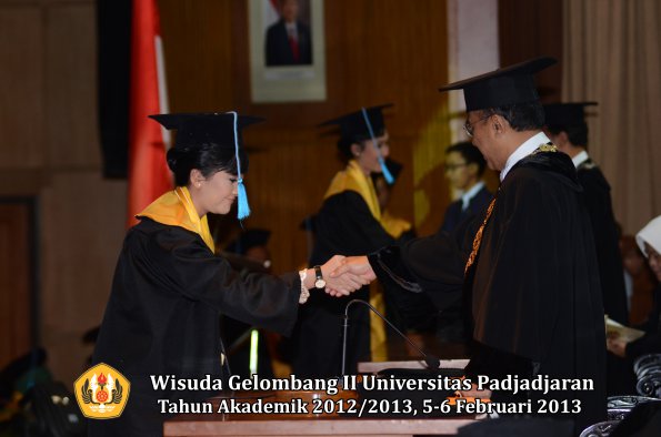 wisuda-unpad-gel-ii-ta-2012_2013-fakultas-ilmu-budaya-oleh-rektor-081