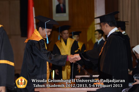 wisuda-unpad-gel-ii-ta-2012_2013-fakultas-ilmu-budaya-oleh-rektor-083