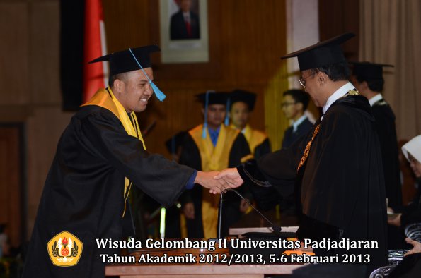 wisuda-unpad-gel-ii-ta-2012_2013-fakultas-ilmu-budaya-oleh-rektor-084