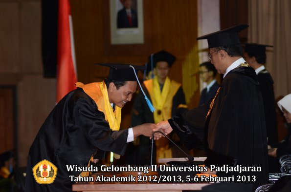 wisuda-unpad-gel-ii-ta-2012_2013-fakultas-ilmu-budaya-oleh-rektor-087