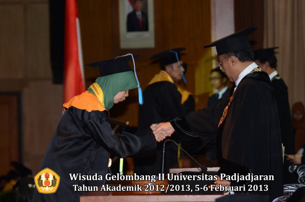 wisuda-unpad-gel-ii-ta-2012_2013-fakultas-ilmu-budaya-oleh-rektor-090