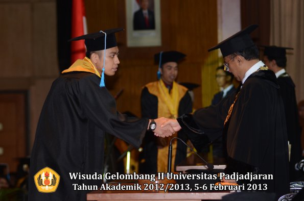 wisuda-unpad-gel-ii-ta-2012_2013-fakultas-ilmu-budaya-oleh-rektor-091