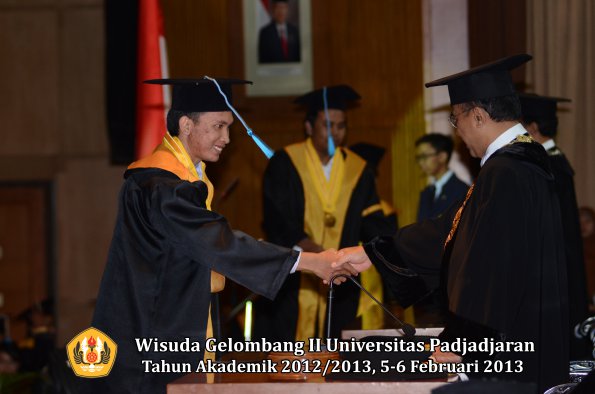 wisuda-unpad-gel-ii-ta-2012_2013-fakultas-ilmu-budaya-oleh-rektor-094