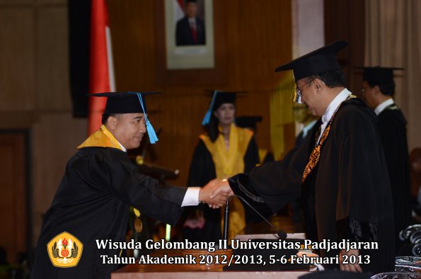 wisuda-unpad-gel-ii-ta-2012_2013-fakultas-ilmu-budaya-oleh-rektor-096