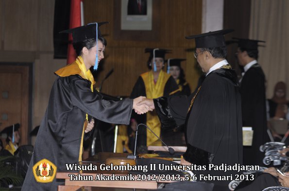 wisuda-unpad-gel-ii-ta-2012_2013-fakultas-ilmu-budaya-oleh-rektor-097