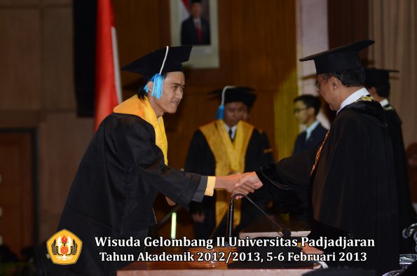 wisuda-unpad-gel-ii-ta-2012_2013-fakultas-ilmu-budaya-oleh-rektor-103