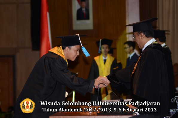 wisuda-unpad-gel-ii-ta-2012_2013-fakultas-ilmu-budaya-oleh-rektor-104