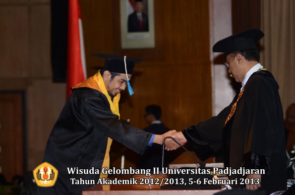 wisuda-unpad-gel-ii-ta-2012_2013-fakultas-ilmu-budaya-oleh-rektor-106