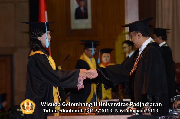 wisuda-unpad-gel-ii-ta-2012_2013-fakultas-ilmu-budaya-oleh-rektor-107