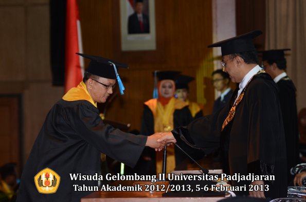 wisuda-unpad-gel-ii-ta-2012_2013-fakultas-ilmu-budaya-oleh-rektor-108