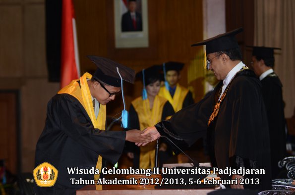 wisuda-unpad-gel-ii-ta-2012_2013-fakultas-ilmu-budaya-oleh-rektor-115
