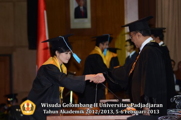 wisuda-unpad-gel-ii-ta-2012_2013-fakultas-ilmu-budaya-oleh-rektor-116