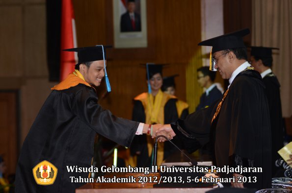 wisuda-unpad-gel-ii-ta-2012_2013-fakultas-ilmu-budaya-oleh-rektor-118