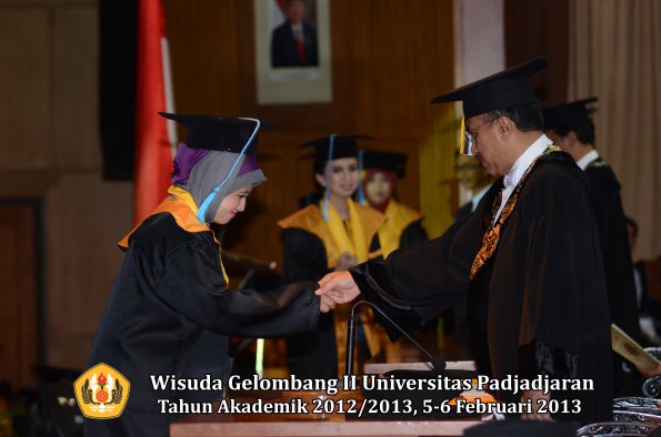 wisuda-unpad-gel-ii-ta-2012_2013-fakultas-ilmu-budaya-oleh-rektor-121