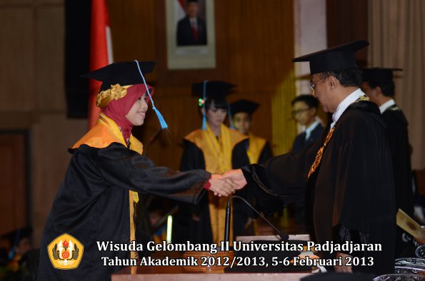 wisuda-unpad-gel-ii-ta-2012_2013-fakultas-ilmu-budaya-oleh-rektor-123