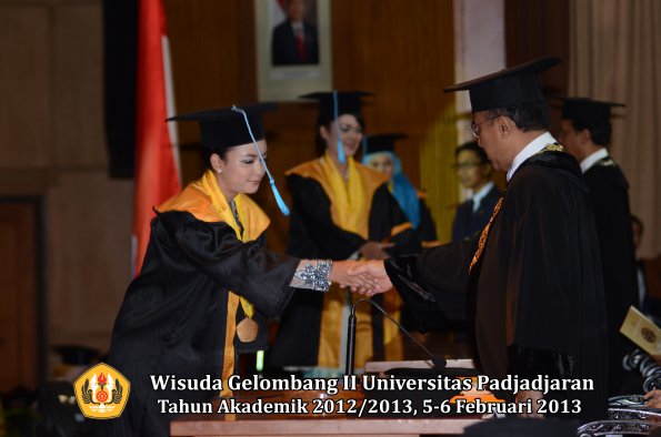 wisuda-unpad-gel-ii-ta-2012_2013-fakultas-ilmu-budaya-oleh-rektor-126
