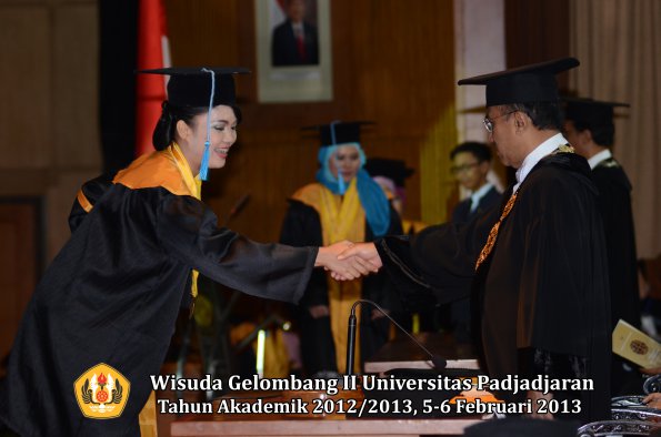 wisuda-unpad-gel-ii-ta-2012_2013-fakultas-ilmu-budaya-oleh-rektor-127