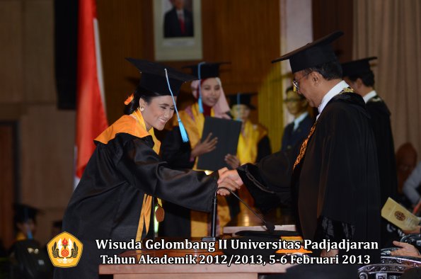 wisuda-unpad-gel-ii-ta-2012_2013-fakultas-ilmu-budaya-oleh-rektor-131