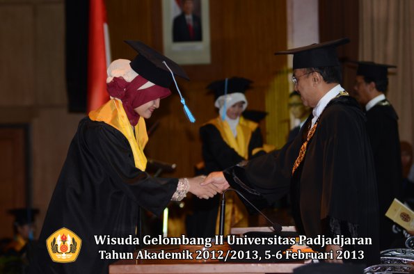 wisuda-unpad-gel-ii-ta-2012_2013-fakultas-ilmu-budaya-oleh-rektor-135