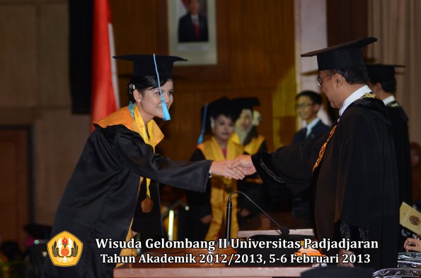 wisuda-unpad-gel-ii-ta-2012_2013-fakultas-ilmu-budaya-oleh-rektor-143