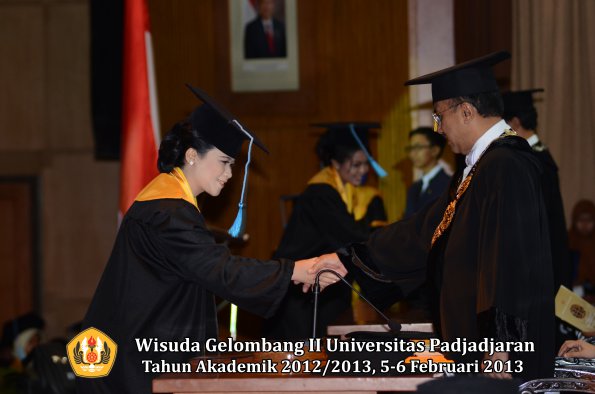 wisuda-unpad-gel-ii-ta-2012_2013-fakultas-ilmu-budaya-oleh-rektor-149