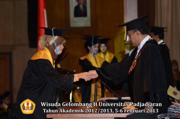 wisuda-unpad-gel-ii-ta-2012_2013-fakultas-ilmu-budaya-oleh-rektor-153