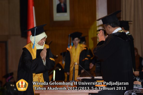 wisuda-unpad-gel-ii-ta-2012_2013-fakultas-ilmu-budaya-oleh-rektor-157