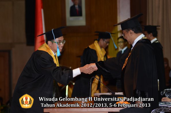 wisuda-unpad-gel-ii-ta-2012_2013-fakultas-ilmu-budaya-oleh-rektor-161