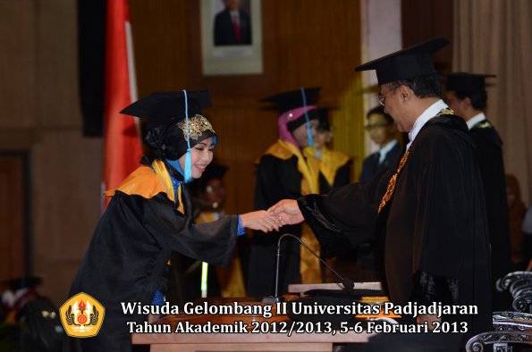 wisuda-unpad-gel-ii-ta-2012_2013-fakultas-ilmu-budaya-oleh-rektor-163