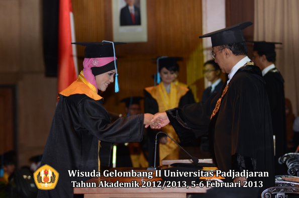 wisuda-unpad-gel-ii-ta-2012_2013-fakultas-ilmu-budaya-oleh-rektor-164