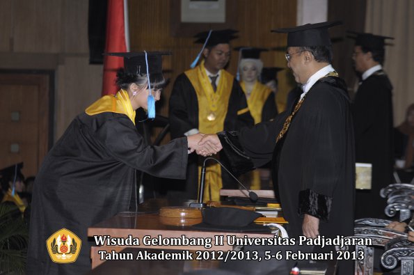 wisuda-unpad-gel-ii-ta-2012_2013-fakultas-ilmu-budaya-oleh-rektor-172
