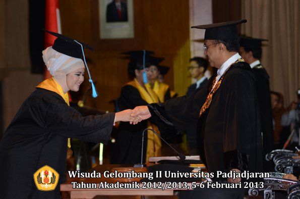 wisuda-unpad-gel-ii-ta-2012_2013-fakultas-ilmu-budaya-oleh-rektor-174