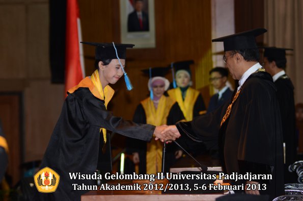wisuda-unpad-gel-ii-ta-2012_2013-fakultas-ilmu-budaya-oleh-rektor-177