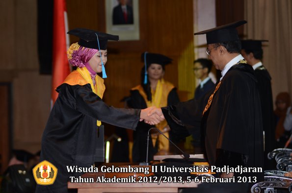 wisuda-unpad-gel-ii-ta-2012_2013-fakultas-ilmu-budaya-oleh-rektor-182