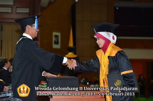 wisuda-unpad-gel-ii-ta-2012_2013-fakultas-ilmu-keperawatan-oleh-dekan-021