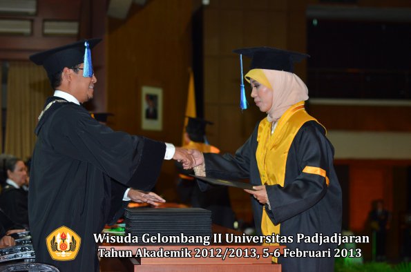 wisuda-unpad-gel-ii-ta-2012_2013-fakultas-ilmu-keperawatan-oleh-dekan-023