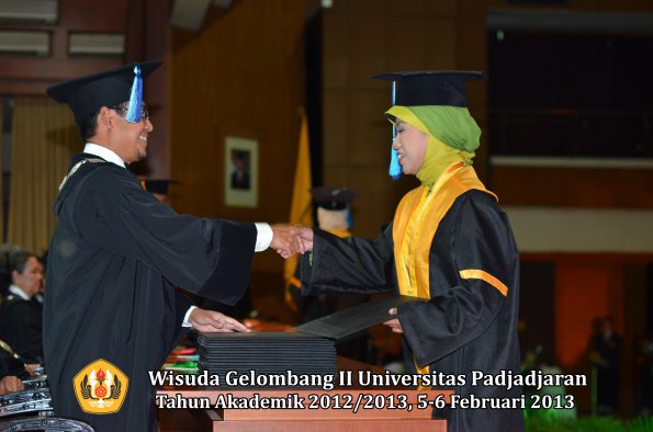 wisuda-unpad-gel-ii-ta-2012_2013-fakultas-ilmu-keperawatan-oleh-dekan-024