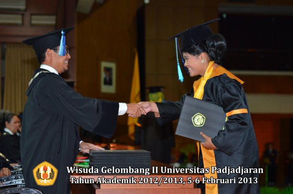 wisuda-unpad-gel-ii-ta-2012_2013-fakultas-ilmu-keperawatan-oleh-dekan-025