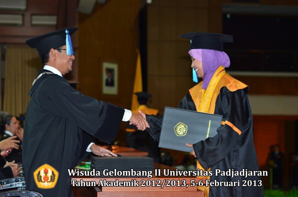 wisuda-unpad-gel-ii-ta-2012_2013-fakultas-ilmu-keperawatan-oleh-dekan-030