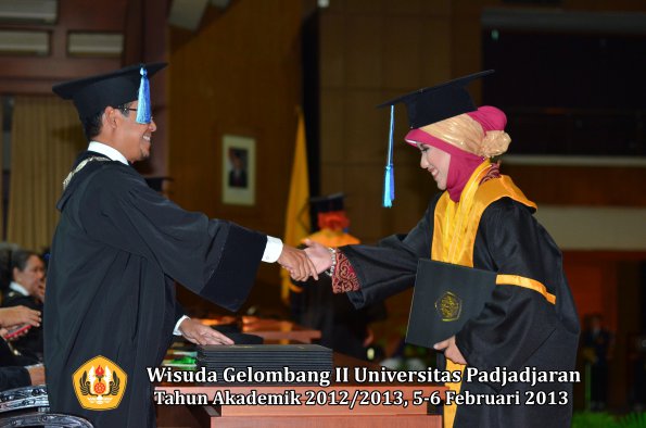 wisuda-unpad-gel-ii-ta-2012_2013-fakultas-ilmu-keperawatan-oleh-dekan-033