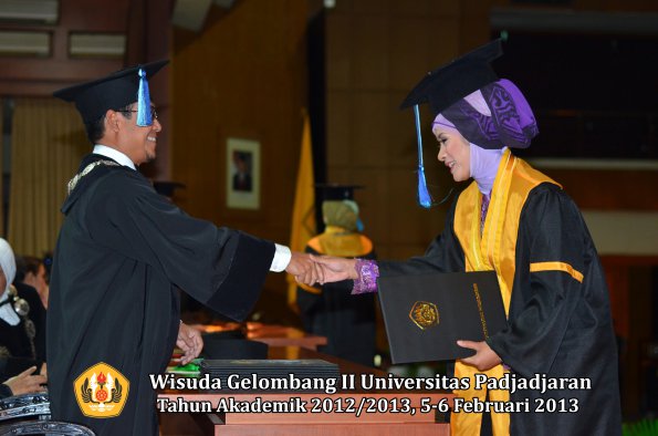 wisuda-unpad-gel-ii-ta-2012_2013-fakultas-ilmu-keperawatan-oleh-dekan-038