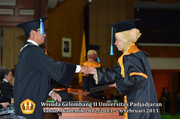 wisuda-unpad-gel-ii-ta-2012_2013-fakultas-ilmu-keperawatan-oleh-dekan-044